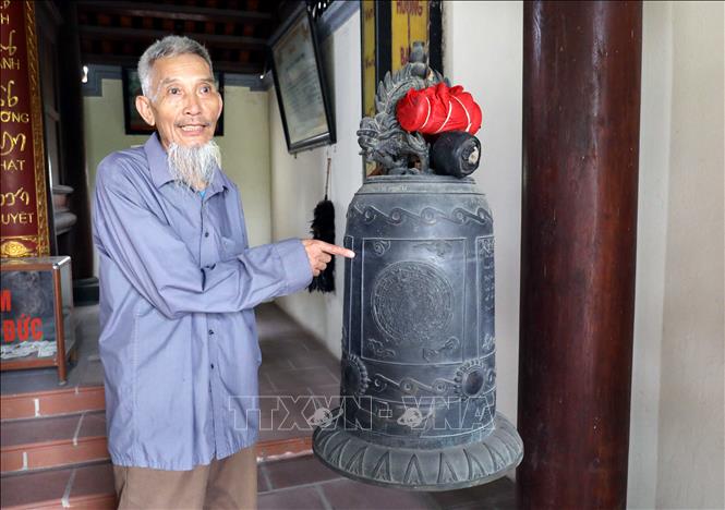 Ông Bùi Văn Vân, thủ từ ngôi miếu cho biết, năm 2017 sau khi được tu bổ, tôn tạo, nhiều cá nhân đã đến công đức Chuông, Chiêng để tỏ lòng thành kính các Vua Hùng. Ảnh: Tạ Toàn – TTXVN
