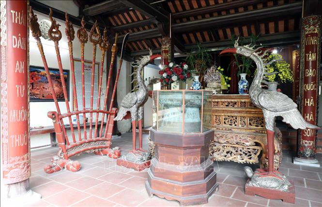 Lư hương có hoa văn trang trí đậm nét văn hóa Lạc Hồng với hình ảnh đôi chim hạc chầu hai bên tại không gian tâm linh gian tiền tế tại Hùng Vương Tổ miếu. Ảnh: Tạ Toàn – TTXVN