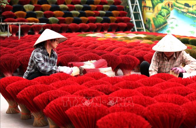 According to local residents, incense makers operate year-round, but during festivals and at Tet (the Lunar New Year), the atmosphere becomes even more vibrant and bustling. VNA Photo: Thành Phương