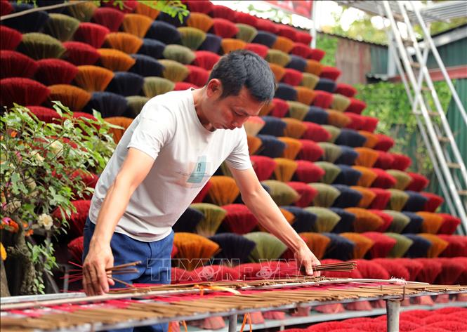What makes the incense from the craft village stand out is the use of entirely herbal ingredients, such as agarwood, cedrus, cypress, cinnamon, and others. VNA Photo: Thành Phương