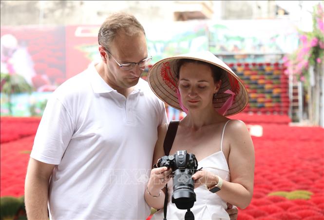 Quang Phu Cau incense village is a destination chosen by many tourists when visiting Hanoi. VNA Photo: Thành Phương
