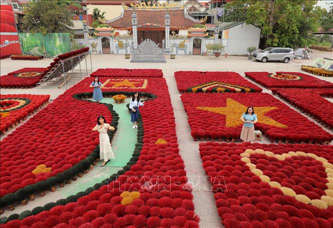 Check-in spots not to be missed when visiting Quang Phu Cau incense village. VNA Photo: Thành Phương