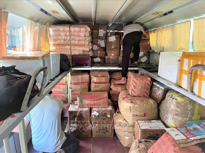 Lực lượng chức năng kiểm tra xe khách vận chuyển 112.000 gói măng tẩm không rõ nguồn gốc. Ảnh: TTXVN phát