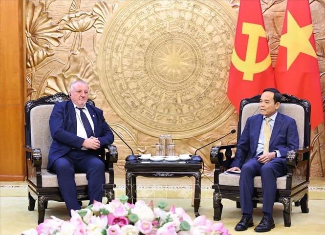 Bí thư Trung ương Đảng, Trưởng Ban Chính sách, Chiến lược Trung ương Trần Lưu Quang tiếp Chủ tịch Đảng Xã hội Hungary Komjáthi Imre. Ảnh: Minh Đức – TTXVN

