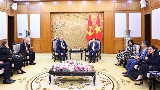 Bí thư Trung ương Đảng, Trưởng Ban Chính sách, Chiến lược Trung ương Trần Lưu Quang tiếp Chủ tịch Đảng Xã hội Hungary Komjáthi Imre. Ảnh: Minh Đức – TTXVN

