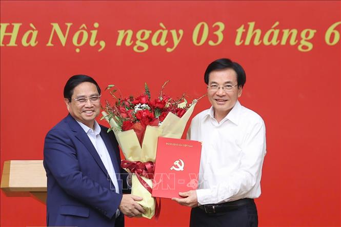 Bí thư Đảng ủy Chính phủ, Thủ tướng Phạm Minh Chính trao quyết định Phó Bí thư Đảng ủy Chính phủ (nhiệm kỳ 2020-2025) cho ông Trần Văn Sơn, Bộ trưởng, Chủ nhiệm Văn phòng Chính phủ. Ảnh: Dương Giang-TTXVN
