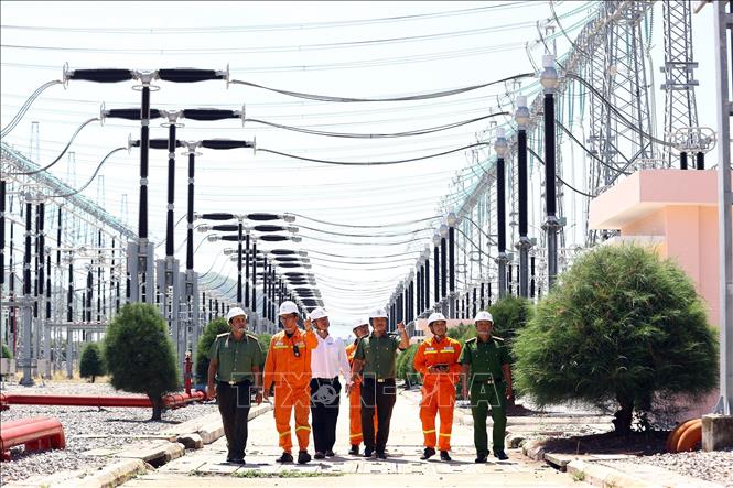 TTĐ Bình Thuận phối hợp với công an địa phương, lực lượng An ninh kinh tế kiểm tra, giám sát công tác quản lý vận hành tại TBA 500kV Vĩnh Tân. Ảnh: Huy Hùng - TTXVN