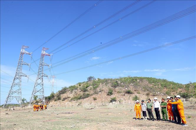 Truyền tải điện Bình Thuận tăng cường quản lý vận hành, đảm bảo an toàn hành lang tuyến đường dây không để xảy ra sự cố. Ảnh: Huy Hùng - TTXVN 