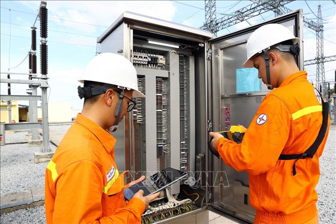 Kiểm tra thiết bị tại TBA 220kV Phước Thái (TTĐ Ninh Thuận). Ảnh: Huy Hùng - TTXVN
