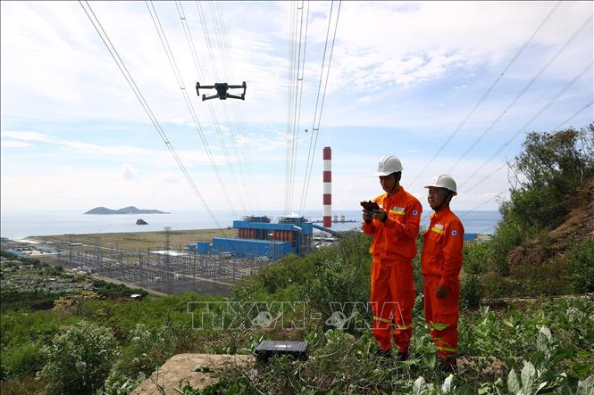 Công nhân đội truyền tải điện Nha Trang (Khánh Hòa) dùng thiết bị UAV kiểm tra soi phát nhiệt trên tuyến đường dây 500kV Vân Phong-Thuận Nam. Ảnh: Huy Hùng - TTXVN