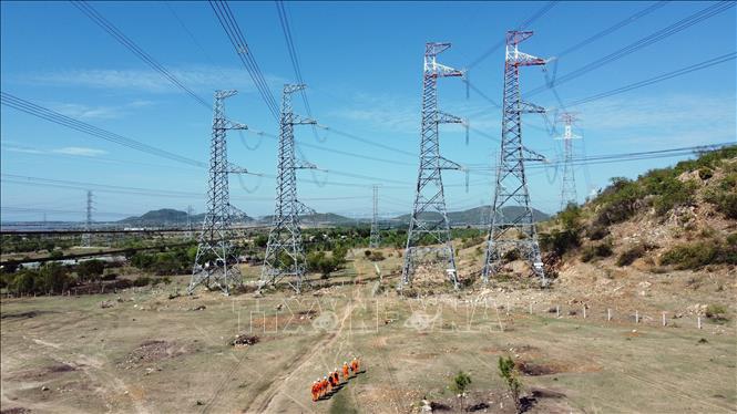 Truyền tải điện Bình Thuận đang quản lý vận hành 619,27 km đường dây 220kV, 500kV mạch kép. Ảnh: Huy Hùng - TTXVN
