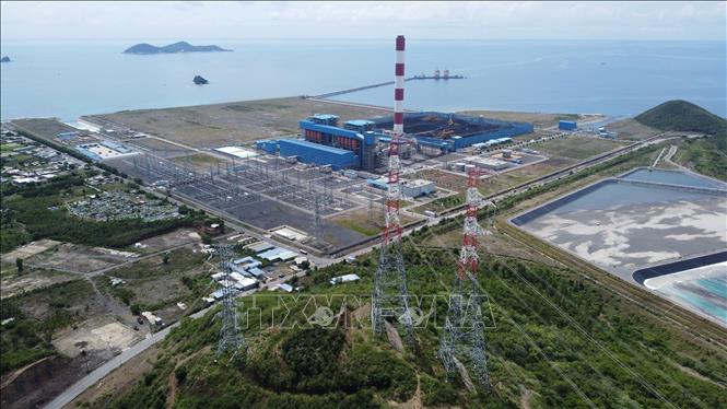 TBA 500kV Vân Phong có vai trò truyền tải công suất của Nhà máy nhiệt điện Vân Phong 1 (2 tổ máy có tổng công suất là 1350 MW) cũng như là nguồn năng lượng tái tạo tại khu vực Khánh Hòa, Phú Yên. Ảnh: Huy Hùng - TTXVN