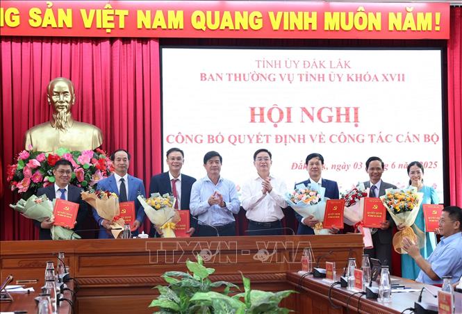 Ban lãnh đạo Báo Đắk Lắk (mới) nhận Quyết định và ra mắt nhận nhiệm vụ. Ảnh: Hoài Thu – TTXVN.