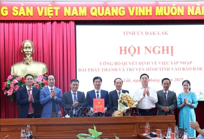 Bí thư Tỉnh ủy Đắk Lắk Nguyễn Đình Trung trao Quyết định của Ban Chấp hành Đảng bộ tỉnh về việc “Sáp nhập Đài Phát thanh và Truyền hình Đắk Lắk vào Báo Đắk Lắk”. Ảnh: Hoài Thu – TTXVN