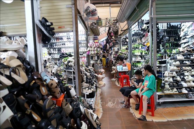 Nhiều cơ sở kinh doanh tại chợ Đồng Hới đã mở cửa trở lại, nhưng không khí mua sắm khá trầm lắng. Ảnh: Tá Chuyên - TTXVN