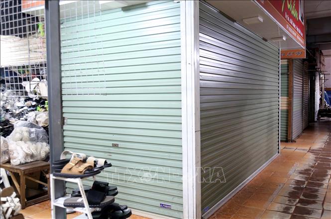 Một số ki ốt kinh doanh tại chợ Đồng Hới vẫn đóng cửa, ngừng kinh doanh. Ảnh: Tá Chuyên - TTXVN