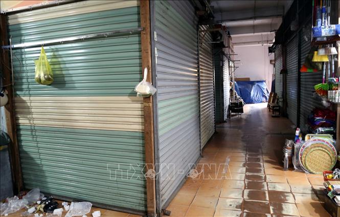 Các ki ốt kinh doanh tại chợ Đồng Hới đóng cửa ảnh hưởng đến nhu cầu mua sắm của người dân, du khách. Ảnh: Tá Chuyên - TTXVN