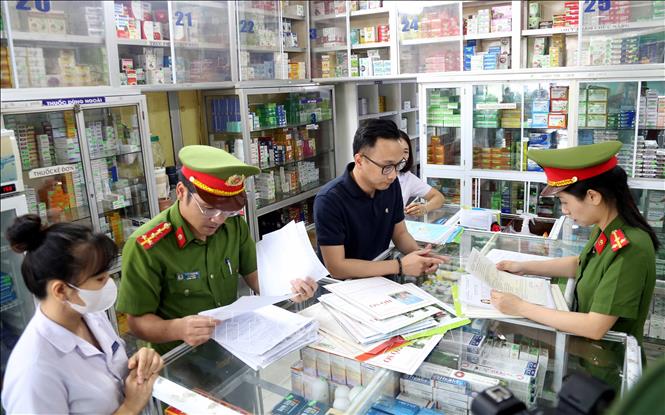 Công an tỉnh Quảng Bình kiểm tra giấy tờ, hóa đơn tại một cơ sở kinh doanh thuốc ở thành phố Đồng Hới. Ảnh: Tá Chuyên - TTXVN