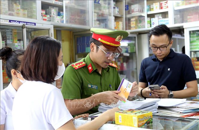 Công an tỉnh Quảng Bình kiểm tra nguồn gốc xuất xứ thuốc tây tại một cơ sở kinh doanh ở thành phố Đồng Hới. Ảnh: Tá Chuyên - TTXVN