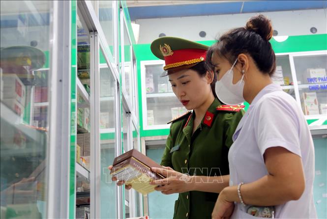 Công an tỉnh Quảng Bình mở cao điểm chống buôn lậu, buôn bán hàng giả, hàng nhái, xâm phạm sở hữu trí tuệ đảm bảo quyền lợi cho người tiêu dùng. Ảnh: Tá Chuyên - TTXVN
