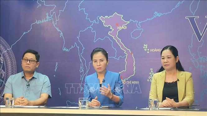 Bà Võ Thị Minh Sinh, Phó Bí thư Tỉnh ủy, Chủ tịch Ủy ban MTTQ, Trưởng đoàn Đại biểu Quốc hội, Phó trưởng Ban Chỉ đạo tỉnh Nghệ An về xóa nhà tạm, dột nát tỉnh Nghệ An trao đổi tại Tọa đàm. Ảnh: Chu Thanh Vân - TTXVN