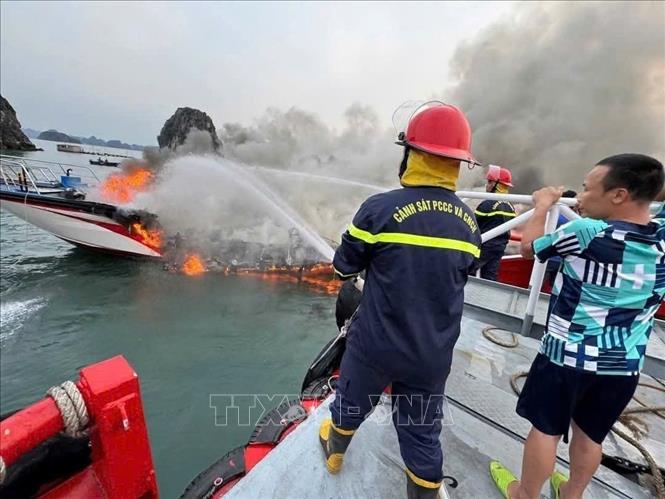 Lực lượng Phòng Cháy chữa cháy và Cứu nạn cứu hộ, Công an tỉnh Quảng Ninh và người dân có mặt kịp thời dập tắt đám cháy. Ảnh: TTXVN phát