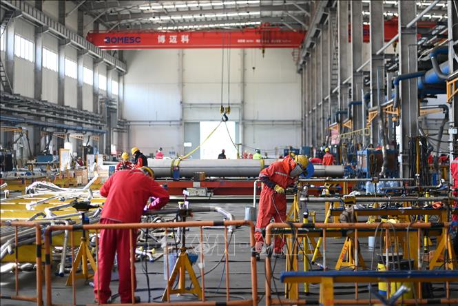 Công nhân làm việc tại phân xưởng thép của Công ty kỹ thuật BOMESC ở thành phố Thiên Tân, Trung Quốc. Ảnh: THX/TTXVN 