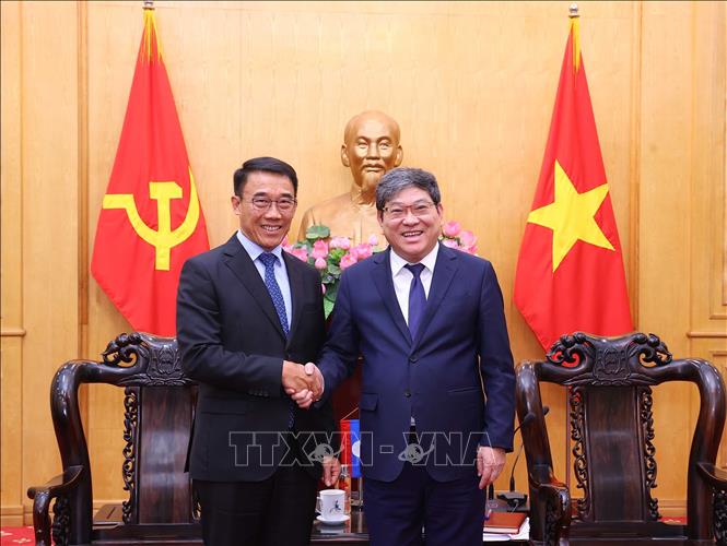 Assoc. Prof. Dr. Nguyen Duy Bac, Standing Vice President of the Ho Chi Minh National Academy of Politics (HCMA) and Acting Chairman of the Commission for External Relations of the Lao People's Revolutionary Party (LPRP) Central Committee Bounleua Phandanouvong. VNA Photo: Văn Điệp