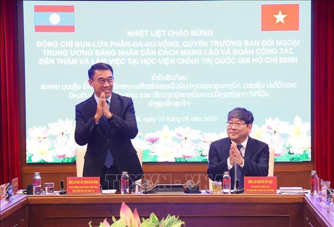 On this occasion, the Lao official holds a dialogue on the Vietnam–Laos ties to staff, lecturers and students at the academy. VNA Photo: Văn Điệp