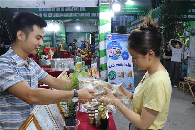 Trưng bày sản phẩm OCOP, công nghiệp nông thôn tiêu biểu, đặc sản Khánh Hòa và cả nước, cùng các hoạt động ẩm thực, du lịch, biểu diễn nghệ thuật. Ảnh: Đặng Tuấn - TTXVN  