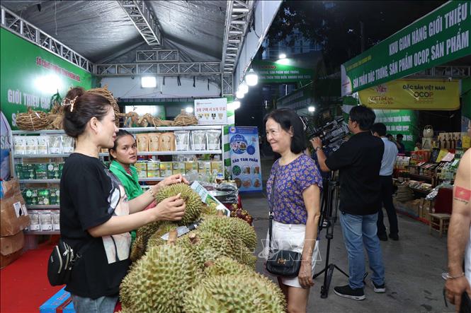 Trưng bày sản phẩm OCOP,  sản phẩm nông nghiệp tiêu biểu. Ảnh: Đặng Tuấn - TTXVN  
