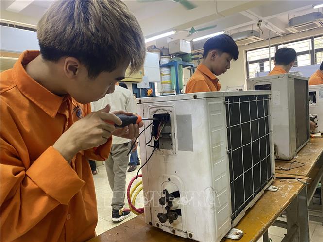 Tiết học thực hành điện lạnh tại  Trường Cao đẳng Kỹ thuật - Công nghệ Vĩnh Phúc. Ảnh: Nguyễn Thảo - TTXVN