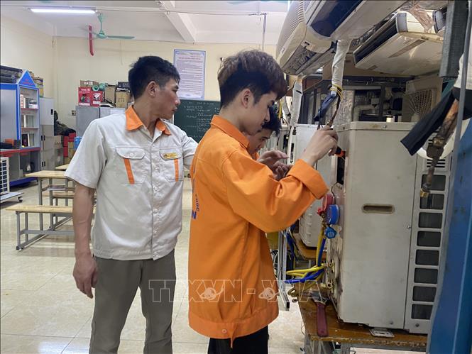 Sinh viên TTrường Cao đẳng Kỹ thuật - Công nghệ Vĩnh Phúc thực hành sửa chữa thiết bị điện lạnh. Ảnh: Nguyễn Thảo - TTXVN