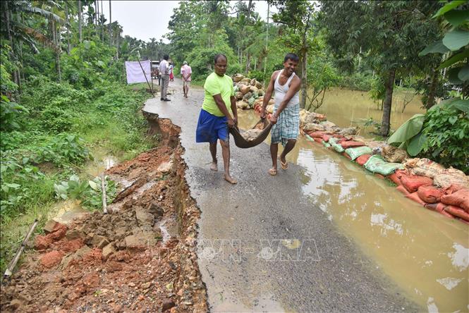 Sửa sang tuyến đường bị phá huỷ do mưa lớn tại quận Nagaon, bang Assam (Ấn Độ) ngày 2/6/2025. Ảnh: THX/TTXVN
