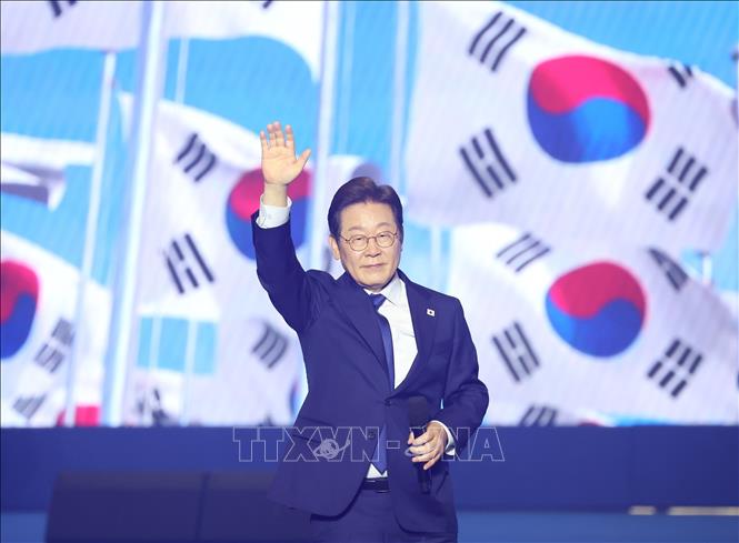 Ông Lee Jae-myung sau khi đắc cử vị trí ứng viên Tổng thống của đảng Dân chủ, tại thành phố Goyang, phía Bắc Seoul, ngày 27/4/2025. Ảnh: YONHAP/TTXVN