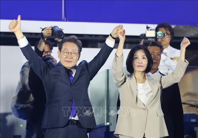 Ông Lee Jae-myung (trái) mừng chiến thắng sau khi đắc cử Tổng thống Hàn Quốc, tại Seoul, ngày 4/6/2025. Ảnh: YONHAP/TTXVN