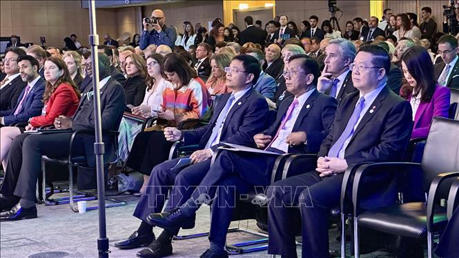 Bộ trưởng Tài chính Nguyễn Văn Thắng (thứ ba bên phải) tham dự cuộc họp Hội đồng cấp Bộ trưởng OCDE năm 2025. Ảnh: Nguyễn Thu Hà - P/v TTXVN tại Pháp



