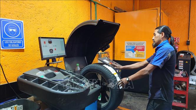 Công nhân kiểm tra sản phẩm tại xưởng sửa chữa ô tô ở thủ đô Mexico City. Ảnh: Phi Hùng - PV TTXVN tại Mexico