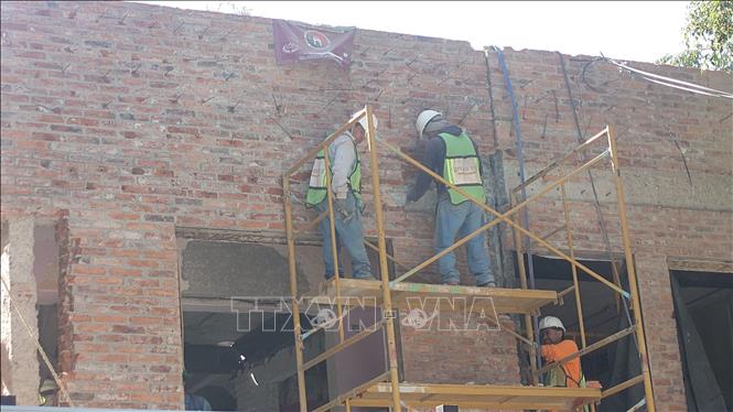 Công nhân xây dựng hoàn thiện một công trình nhà ở tại bang Queretaro, miền Trung Mexico. Ảnh: Phi Hùng - PV TTXVN tại Mexico