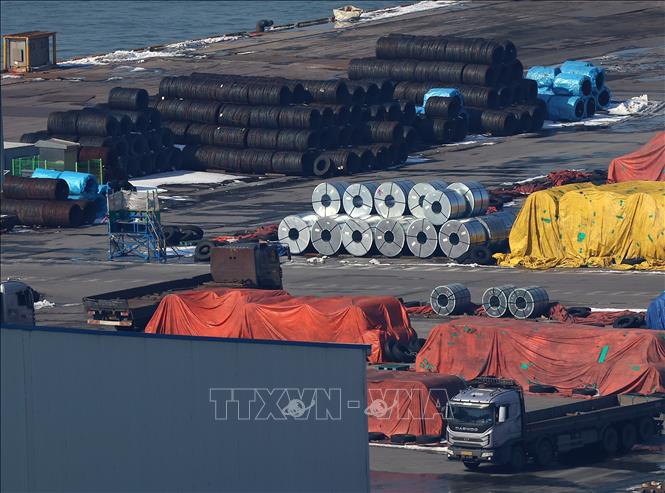 Thép thành phẩm chờ xuất khẩu tại khu cảng ở Pyeongtaek, Hàn Quốc. Ảnh: Yonhap/TTXVN
