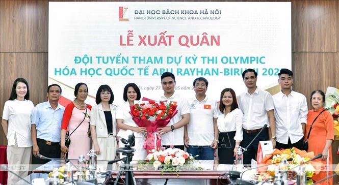 Lãnh đạo Sở Giáo dục-Đào tạo Hà Nam và Trường THPT chuyên Biên Hòa (Hà Nam) cùng gia đình em Đỗ Trung Kiên tại lễ xuất quân của đoàn Việt Nam. Ảnh: TTXVN phát