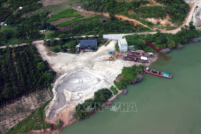UBND tỉnh Đắk Nông chỉ đạo rà soát, tổng hợp hiện trạng các phương tiện khai thác cát trên sông Krông Nô. Ảnh: Ngọc Minh – TTXVN
