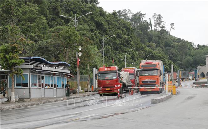 Cargo trucks at the Huu Nghi international border gate in Lang Son. VNA Photo: Quang Duy