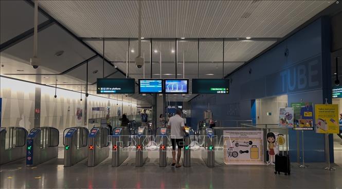 Tại một nhà ga MRT của Singapore. Ảnh: Tất Đạt - PV TTXVN tại Singapore