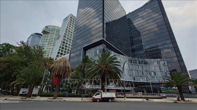Một trung tài chính - thương mại tại đại lộ Reforma, thủ đô Mexico City, Mexico. Ảnh: Phi Hùng - PV TTXVN tại Mexico