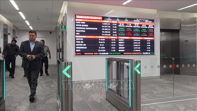 Bảng các chỉ số chứng khoán trong trung tâm tài chính Scotia Securities, khu vực Chapultepec, thủ đô Mexico City, Mexico. Ảnh: Phi Hùng - PV TTXVN tại Mexico