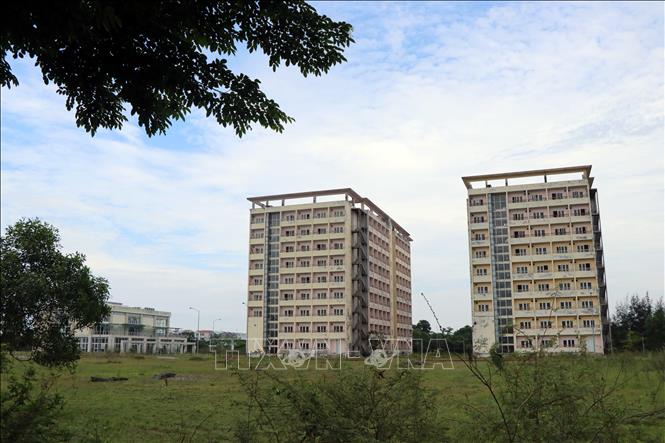 Dự án “Trung tâm Đào tạo cán bộ Ngân hàng Thương mại cổ phần Công thương Việt Nam” tại khu C – Đô thị mới An Vân Dương, thành phố Huế, bị bỏ hoang, gây lãng phí nguồn lực. Ảnh: Đỗ Trưởng - TTXVN