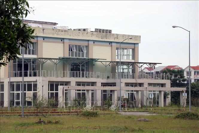 Dự án “Trung tâm Đào tạo cán bộ Ngân hàng Thương mại cổ phần Công thương Việt Nam” tại khu Đô thị mới An Vân Dương, thành phố Huế, bị bỏ hoang, gây lãng phí nguồn lực. Ảnh: Đỗ Trưởng - TTXVN