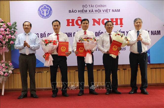 Trao 3 Quyết định điều động, bổ nhiệm giữ chức vụ Phó Giám đốc BHXH khu vực XXI. Ảnh: Đinh Hương - TTXVN 