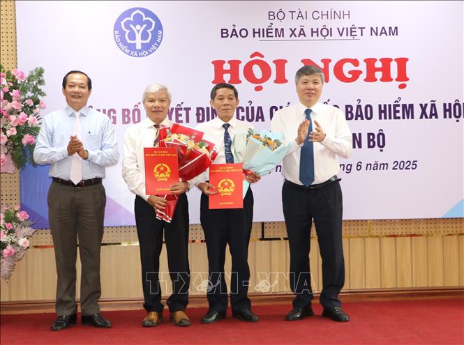 Trao Quyết định nghỉ hưu trước tuổi cho Giám đốc Bảo hiểm xã hội tỉnh Quảng Ngãi Tiêu Sinh và Phó Giám đốc BHXH tỉnh Kon Tum Võ Công Đức. Ảnh: Đinh Hương - TTXVN 
